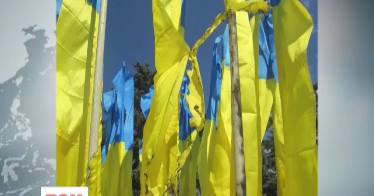 У Донецьку підпалили українські прапори