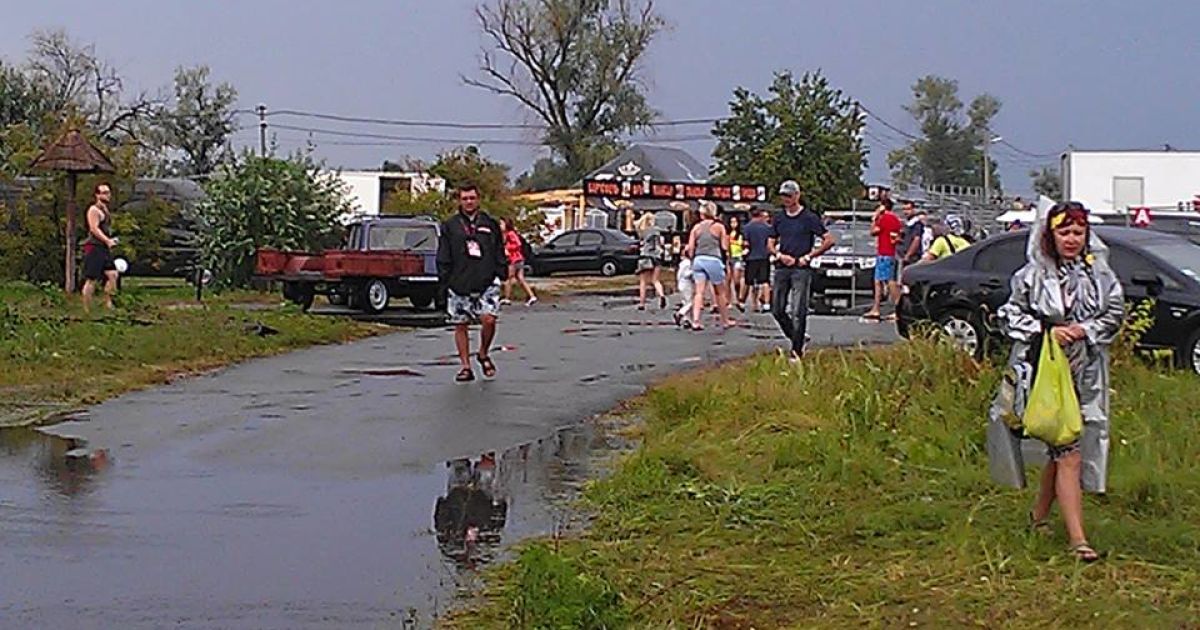 Відвідувачі фестивалю слухали музику і ховалися від дощу з градом