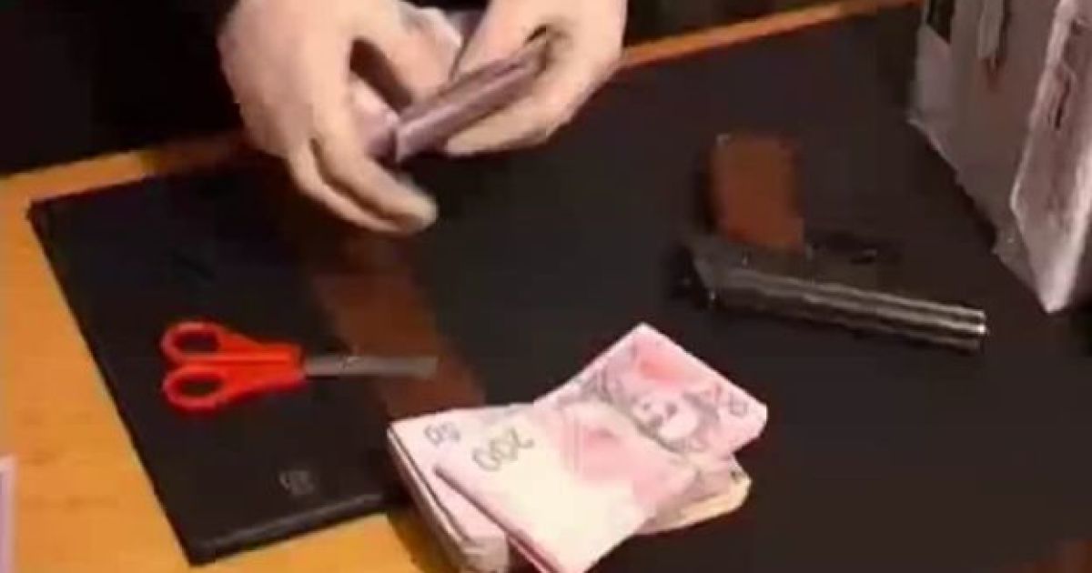 Ділка затримали в момент передачі йому грошей за пістолет