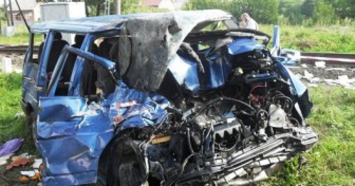 Потяг протаранив авто