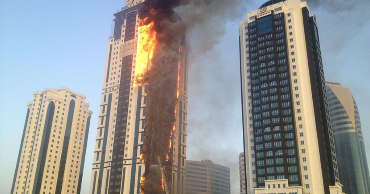 У Центрі Грозного палає елітна багатоповерхівка / © pvo.guns.ru