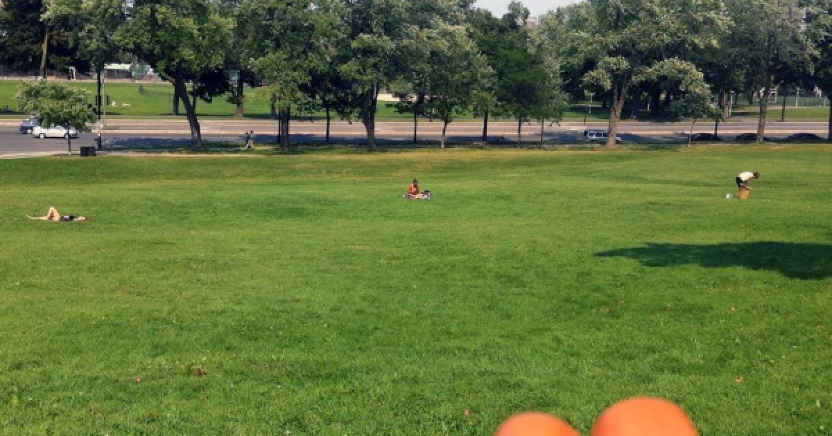 В Інтернеті створили пародію на жіночі фотографії