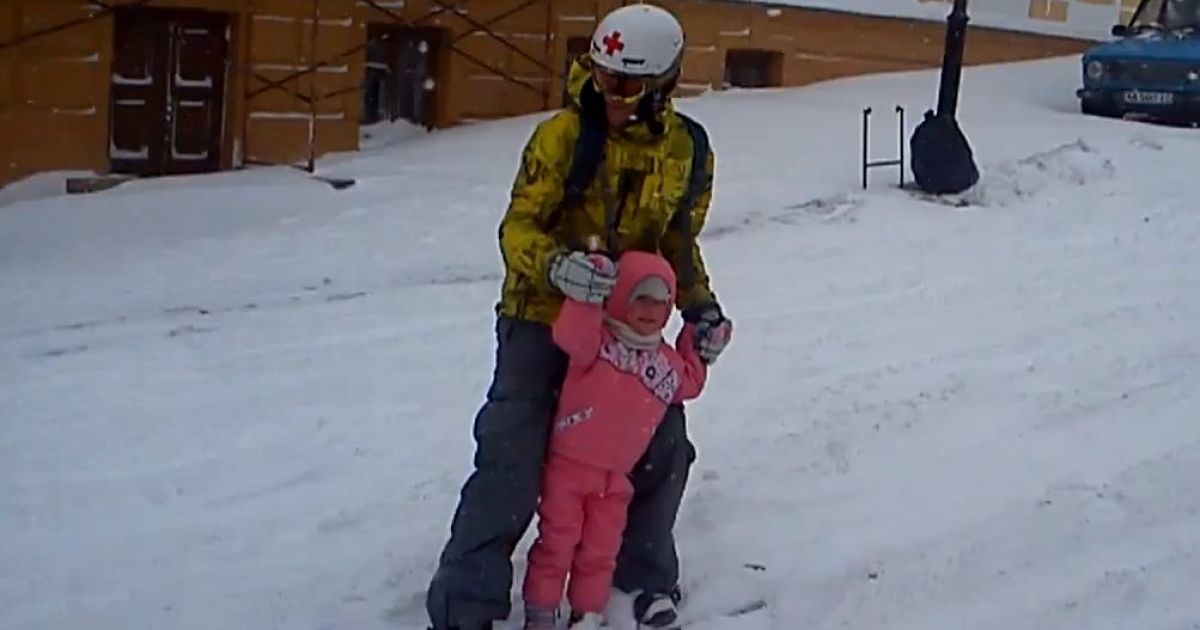Киянин з донькою проїхався на сноуборді по Андріївському узвозу.