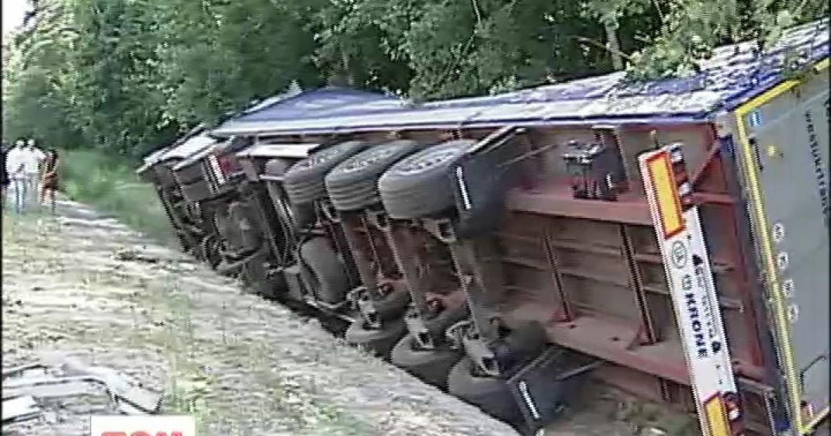 Сонний водій "поклав" фуру до кювету