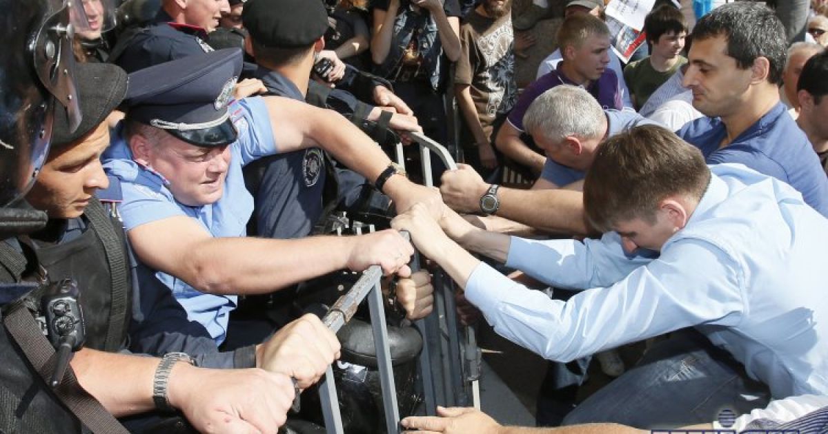 Під Київрадою відбулася запекла бійка / © УНІАН