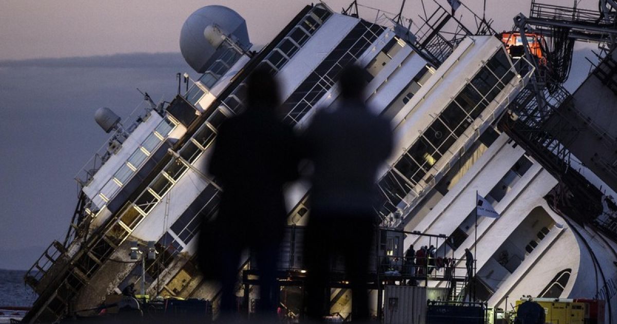 Costa Concordia поставили вертикально у берегів Італії / © Фото EPA/UPG