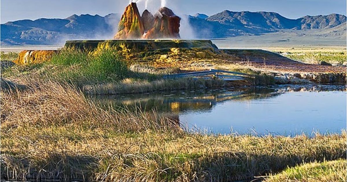 Примітно, що насправді гейзер не такий великий, як здається на фото. Згідно з останніми даними, його висота становить близько 1,5 м.