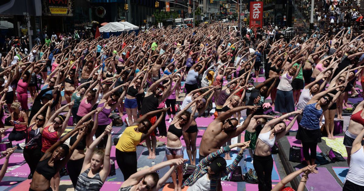 В центрі Манхеттена цілий день медитують йоги. / © Фото EPA/UPG