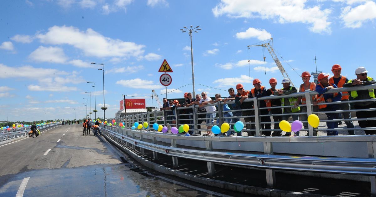 Азаров з Поповим запустили рух естакадою на Поштовій