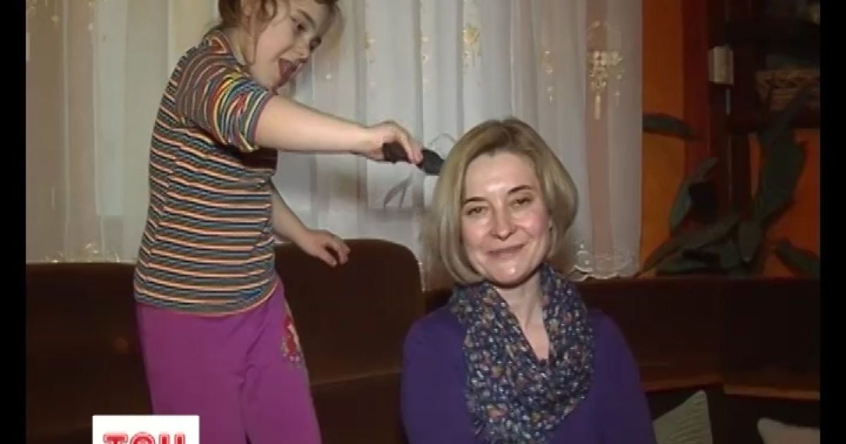 Дівчинка-аутист дуже любить розчісувати інших