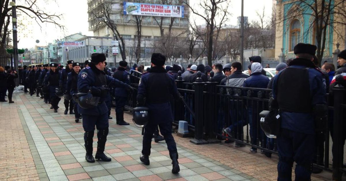 Депутати намагалися вийти з території Ради, втім, протестувальники з криками заганяли їх назад