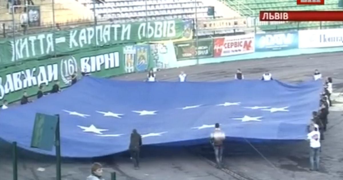 Найбільший прапор ЄС розгорнули у Львові.