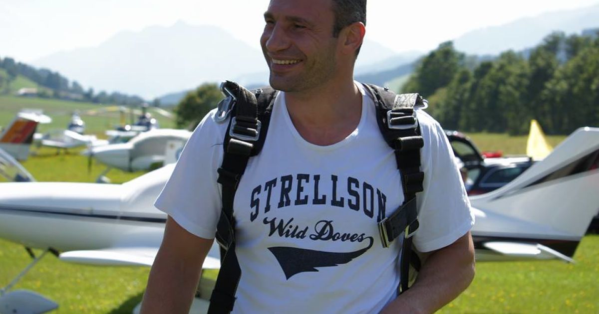 Віталій Кличко похизувався стрибком з парашутом з родиною / © rocketnews24