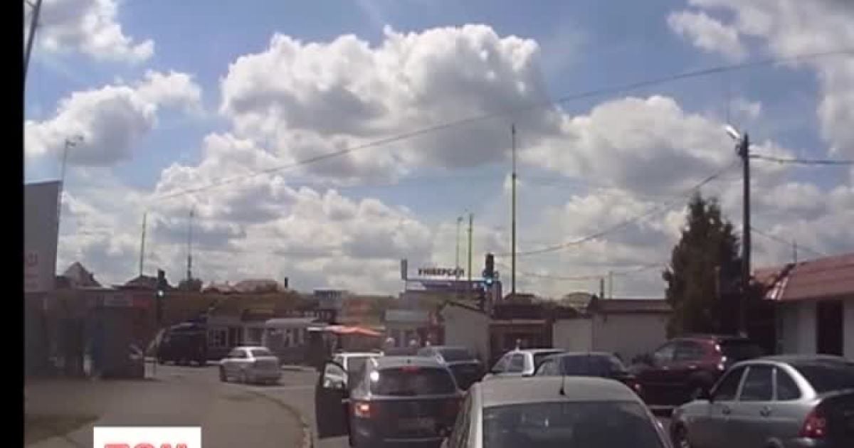 Грабіжники за 5 секунд витягли з авто на світлофорі 365 тис. грн