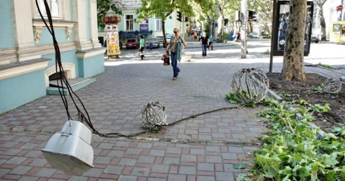 Офіціанти розгрібали територію клубів від заваленого гілля