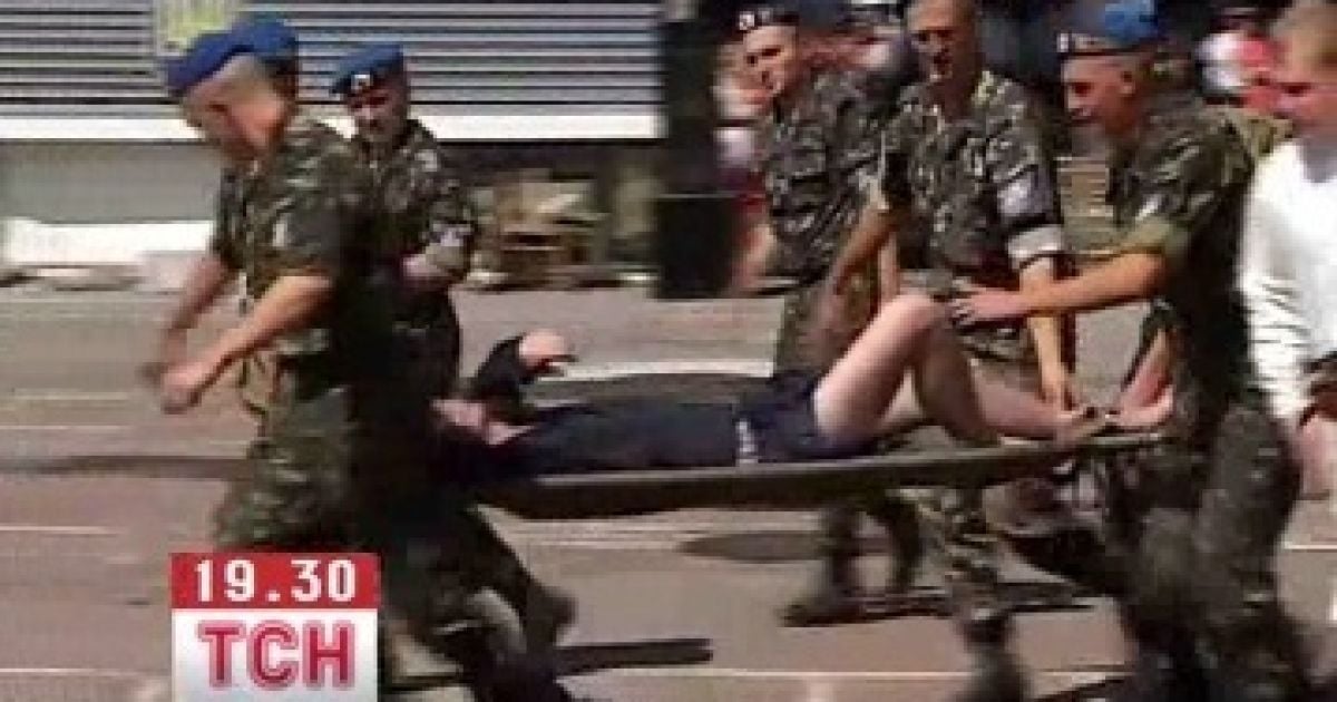 Чоловік потрапив під авто, намагаючись подарувати водію щось схоже на букет