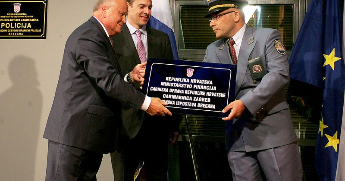 Хорватський міністр фінансів Славко Лініч зняв знак на кордоні зі Словенією / © http://twitter.com/mrskutcher