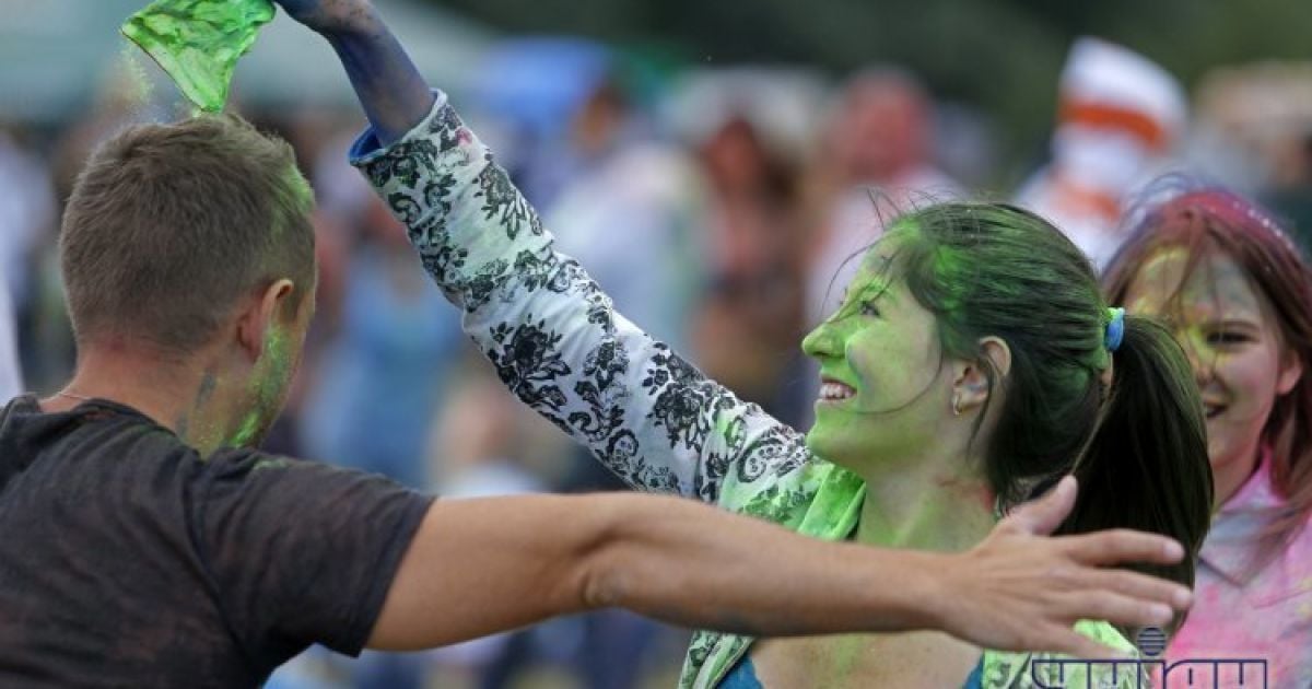 Кияни кидали один в одного фарбою / © УНІАН