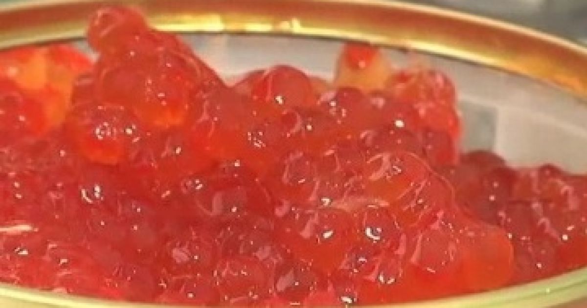 Перед покупкою червоної ікри експерти радять уважно придивлятися до банки