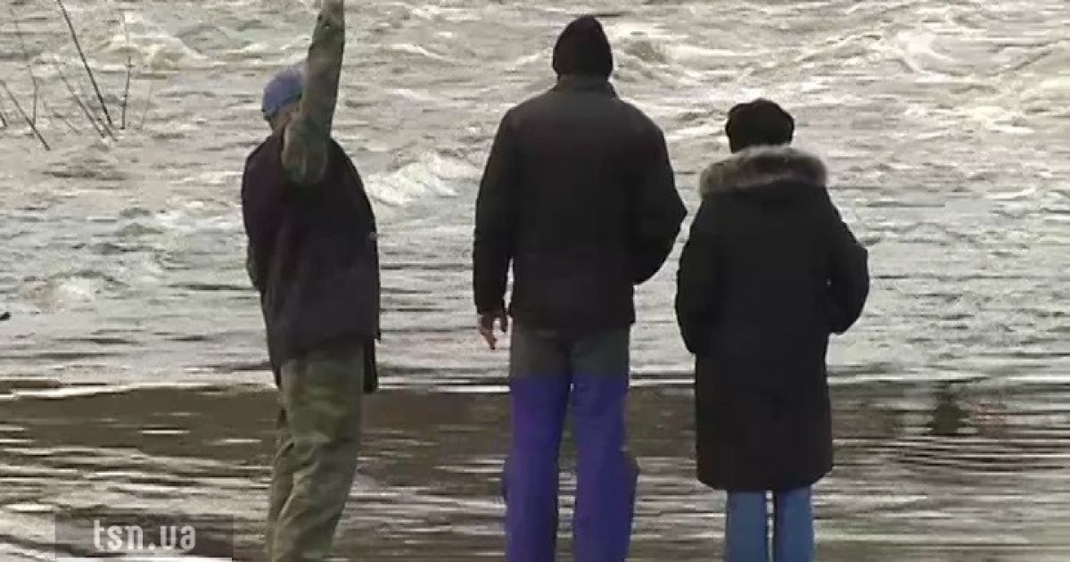На мосту з води стирчать лише маківки дорожніх знаків
