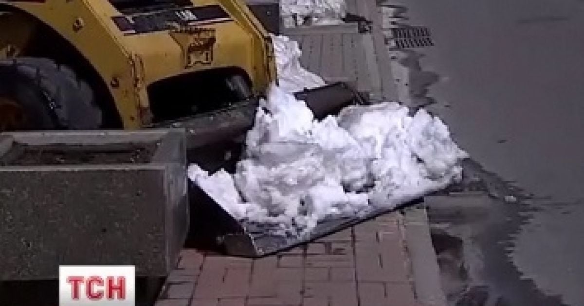 Мітингувальники закидували депутатів снігом та пляшками