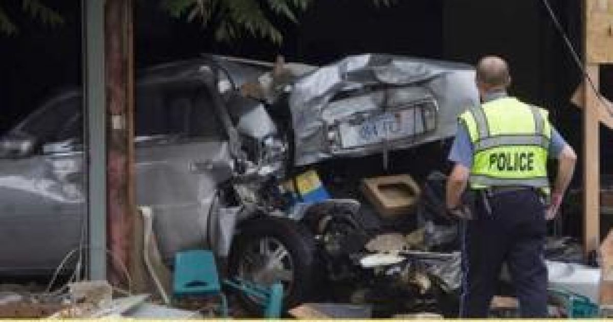 Машина протаранила стіну будівлі так, що опинилася у ній наполовину