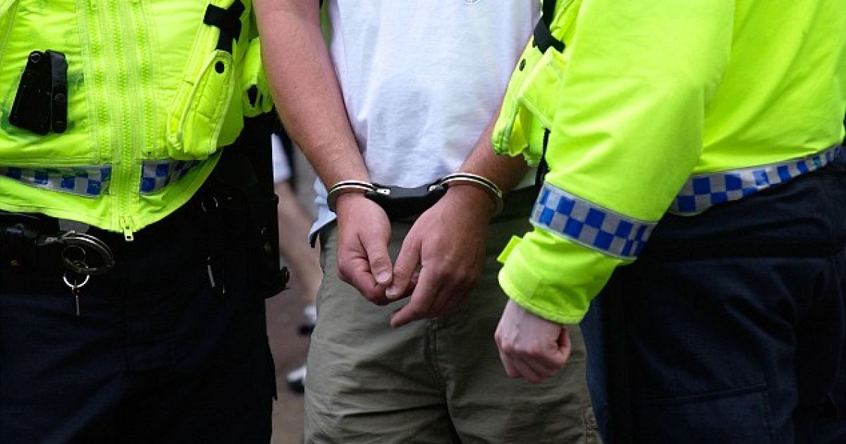 Вчитель, який ховався під ліжком учениці, потрапив під арешт.