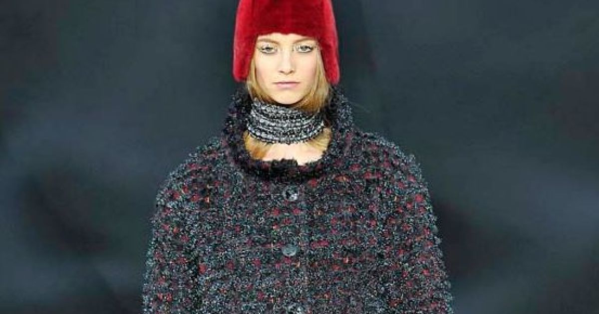 Chanel здивував колекцією з хутряними шоломами і шкіряними панчохами
