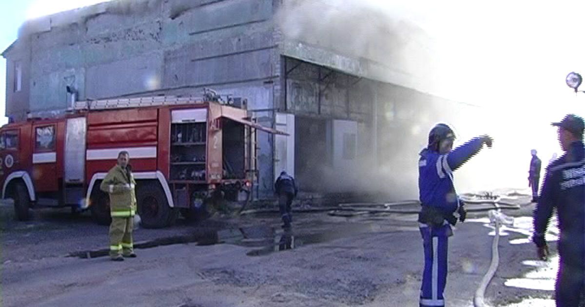 30 пожежних 4 години гасили вогонь на хімскладі