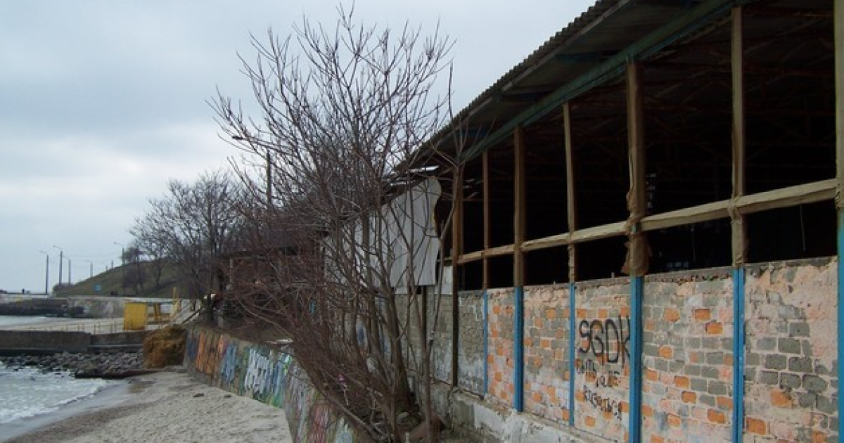 Незаконні будівлі на пляжах обіцяють прибрати