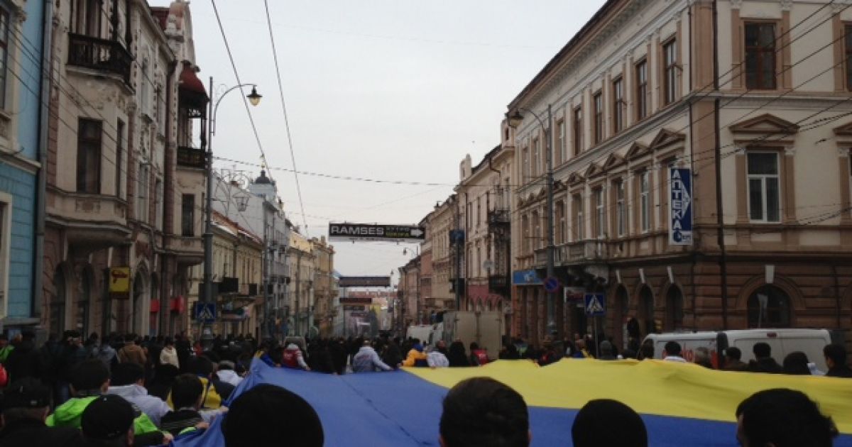 У Чернівцях на мітинг зібралося чимало українців