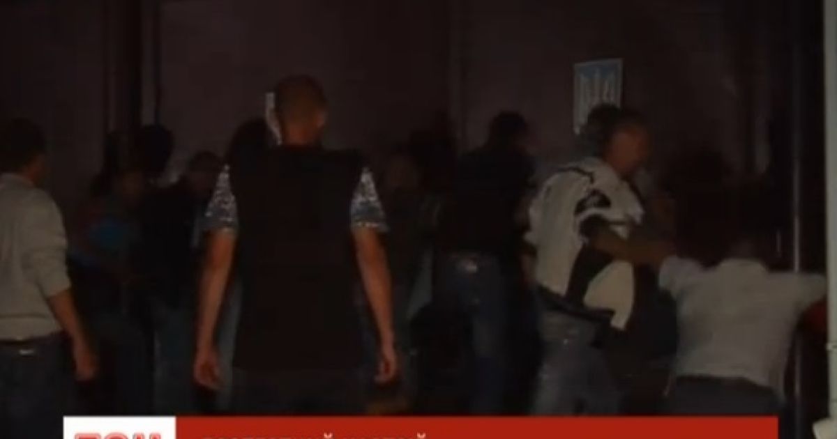 На Миколаївщині люди взяли штурмом міліцію