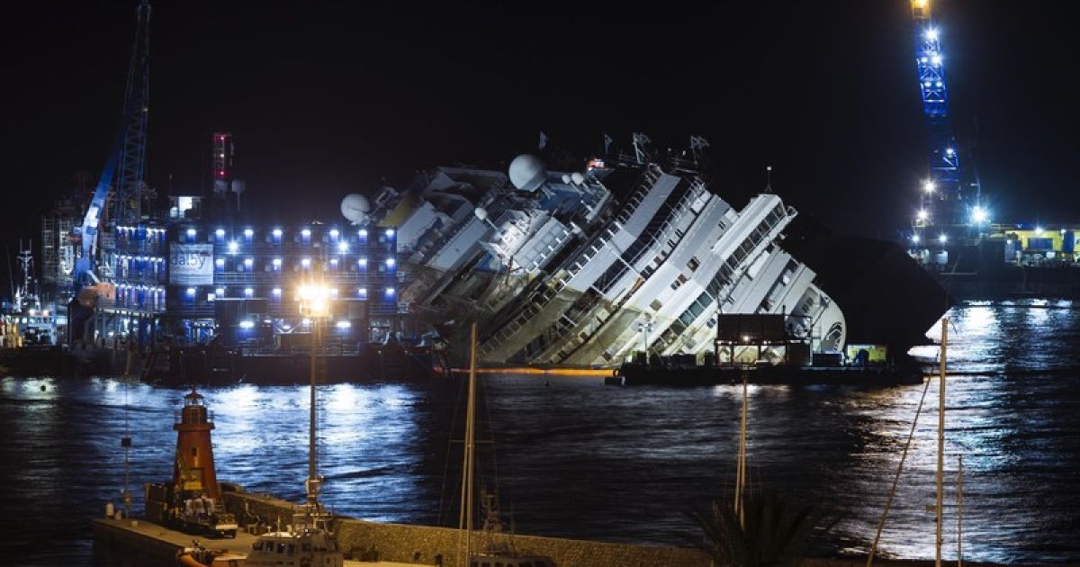 Costa Concordia поставили вертикально у берегів Італії / © Фото EPA/UPG