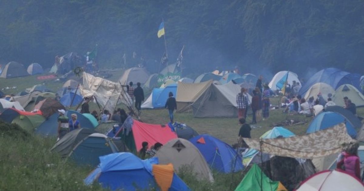 На Закарпатті свято Івана Купала відзначили "голими танцями" біля ватри / © galinfo.com.ua