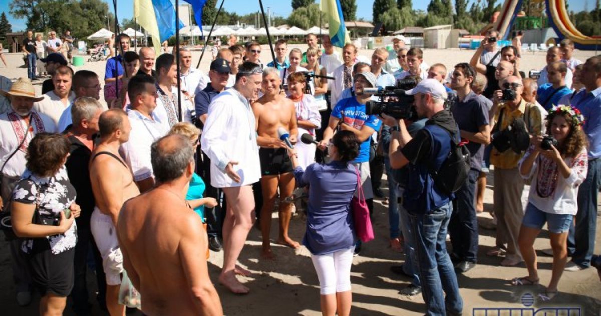 Тягнибок і Кошулинський переплили Дніпро на честь Дня незалежності. / © УНІАН