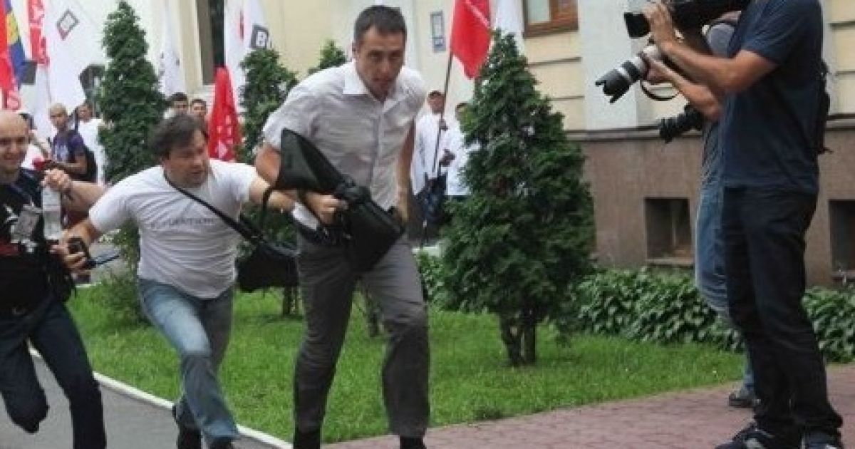 Невідомий чоловік вдарив по камері журналіста