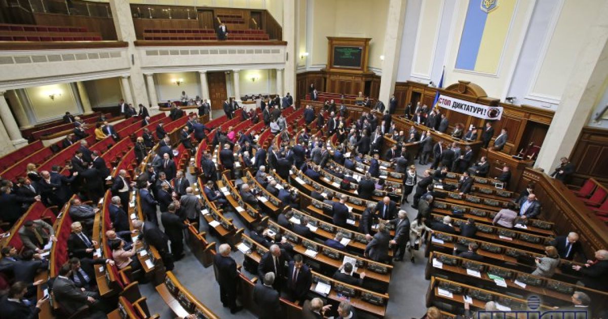 Картонний Азаров став місцем паломництва нардепів у Раді / © УНІАН