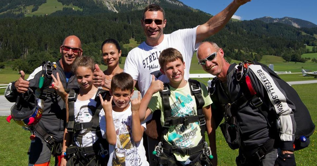 Віталій Кличко похизувався стрибком з парашутом з родиною / © rocketnews24