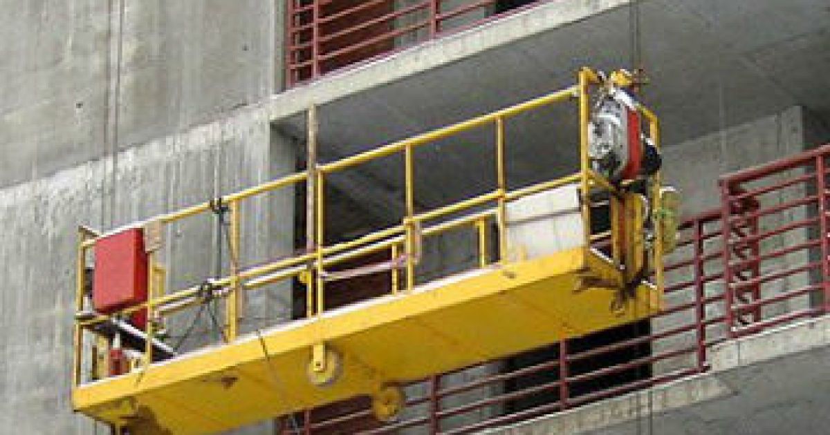 Монтажник зірвався з 13 поверху і залишився живий