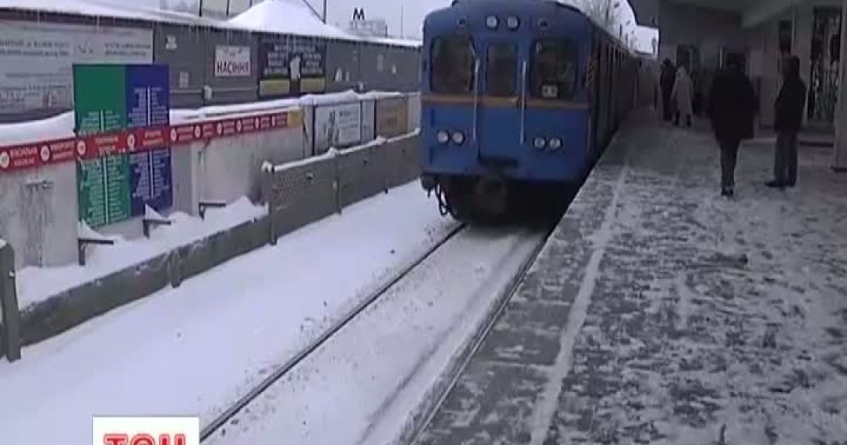 Людей викинули із потяга посеред заметеного снігом поля