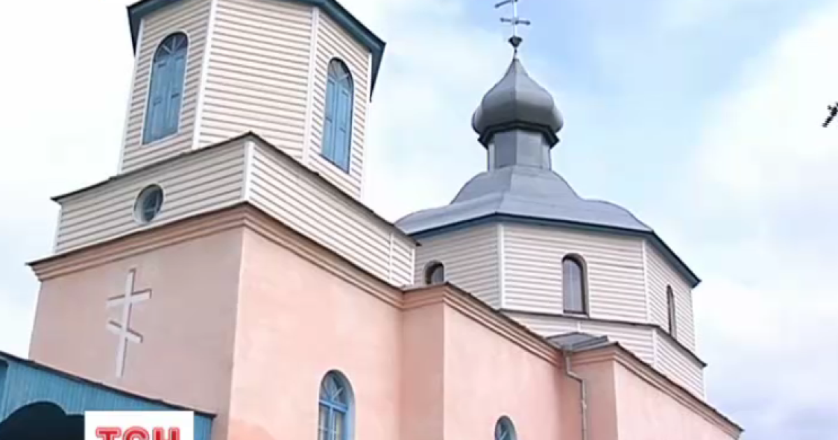 Чоловіки визвалися замазувати щілини у нових вікнах церкви