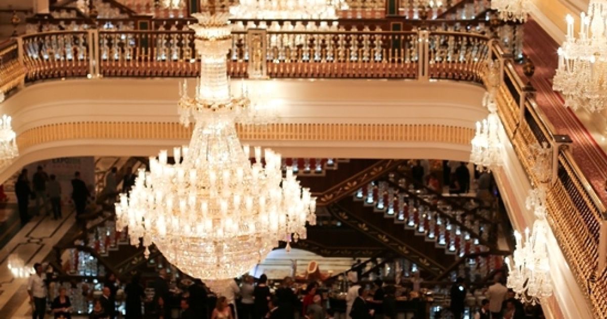 "Світське життя" впіймало рідкісний момент, коли всі зірки серіалу "Величне століття. Роксолана" зібрались на одній вечірці / © jetsetter.ua