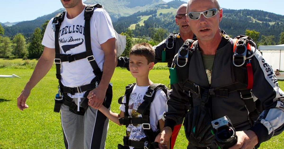 Віталій Кличко похизувався стрибком з парашутом з родиною / © rocketnews24