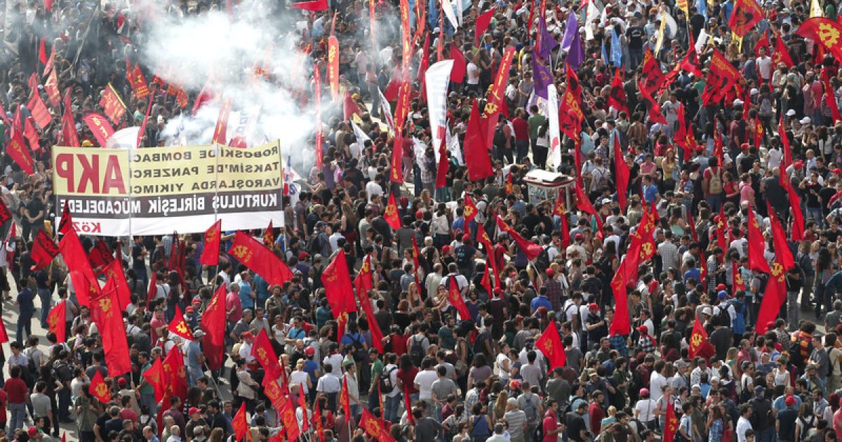 Після боїв турки дарують поліції квіти