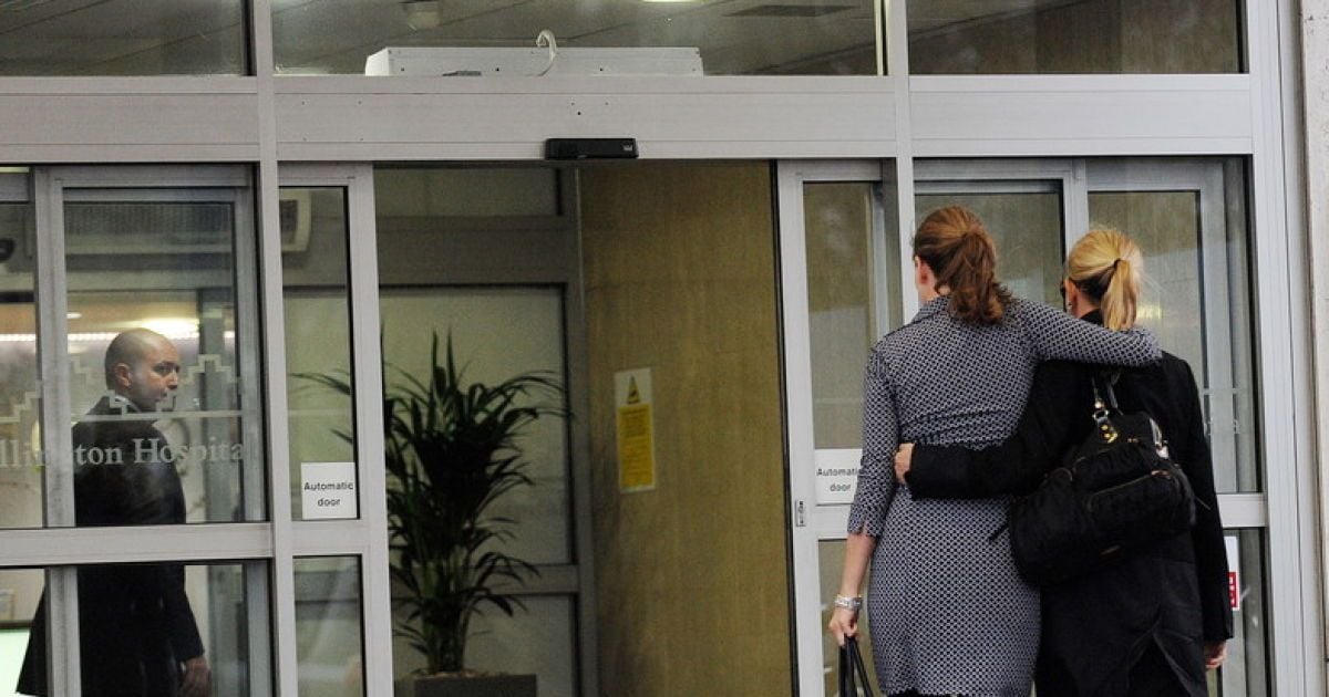 Госпіталь, в якому лежав принц. На фото його дружина та її подруга / © Фото EPA/UPG