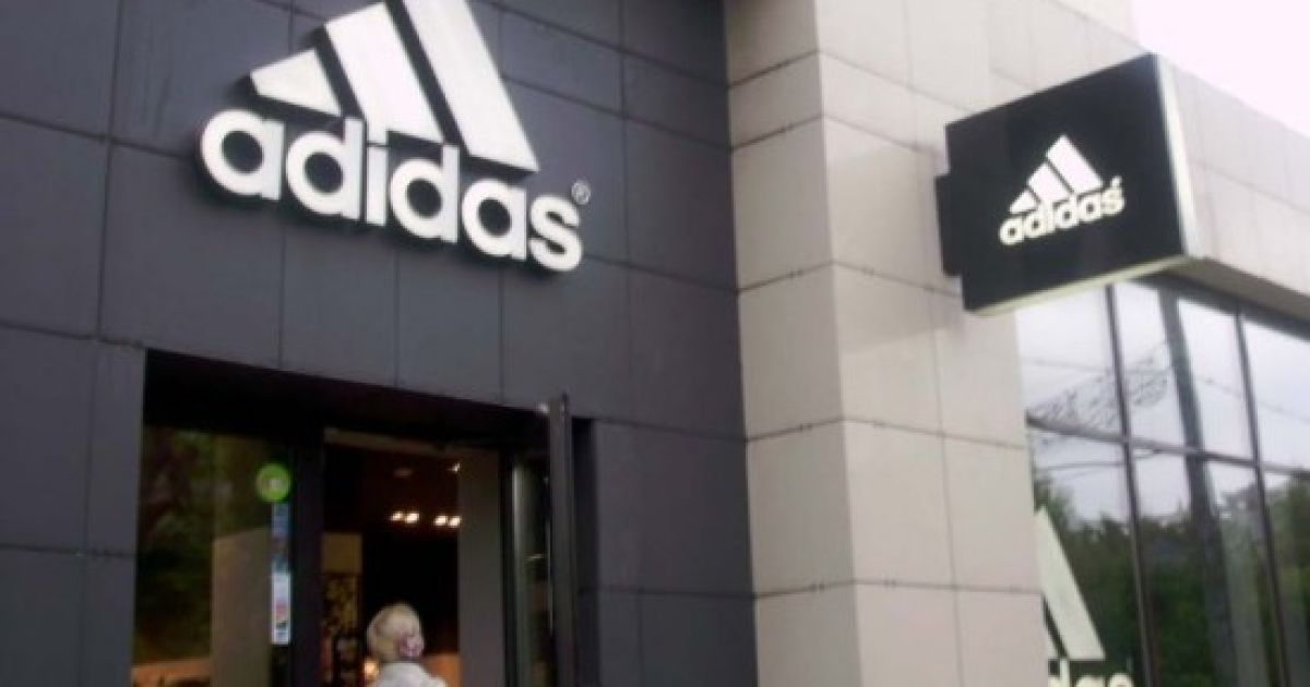 Спалили тонну підробок Adidas-ів
