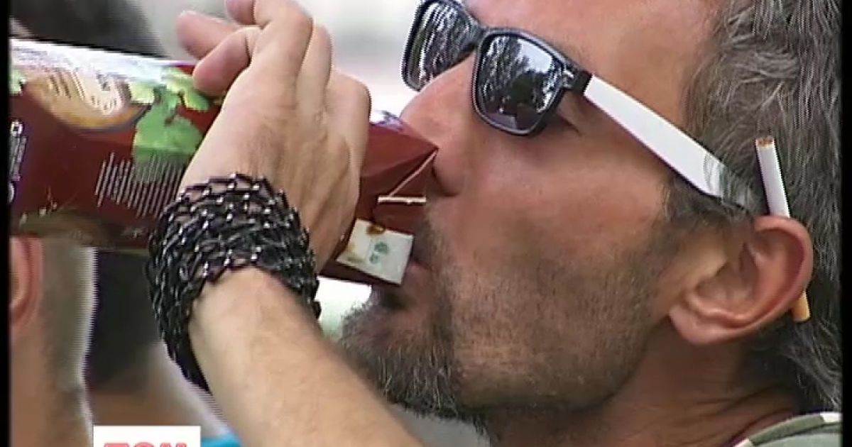 Лікарі радять вимірювати тиск і не тамувати спрагу алкоголем