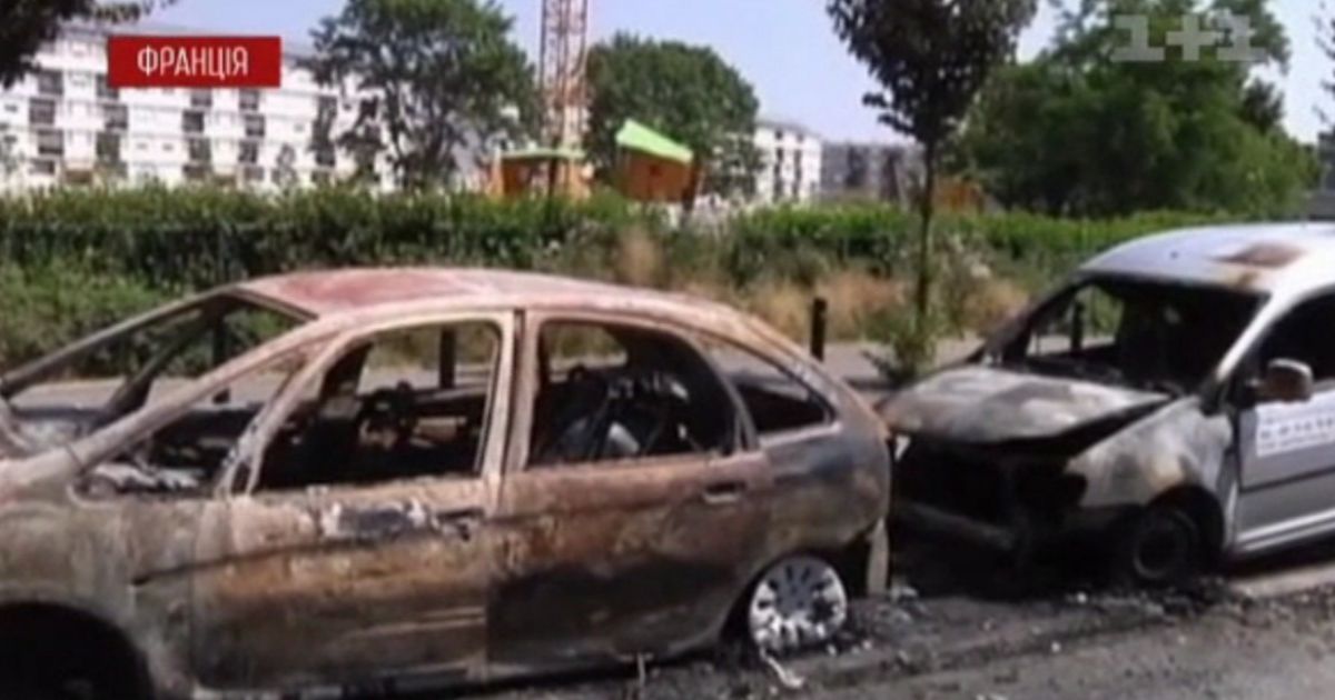 У Франції молодь б&rsquo;ється з поліцією