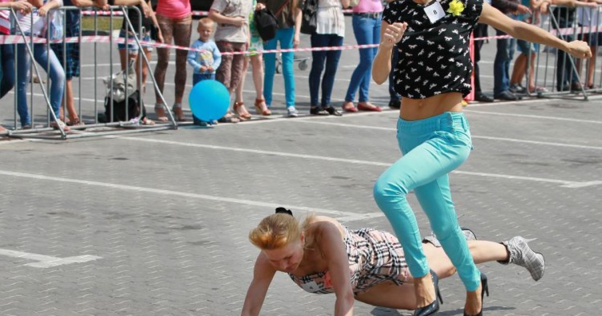 Дівчата та хлопці ганяли Львовом на височенних підборах / © УНІАН