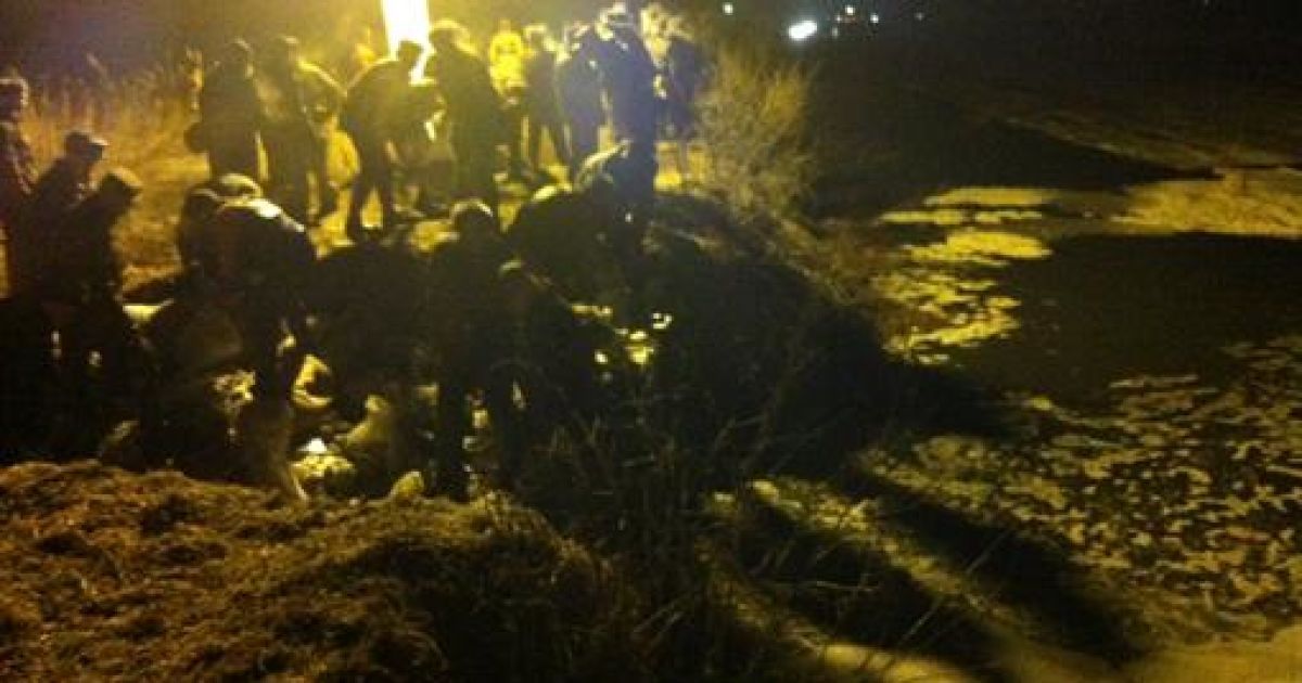 Близько тисячі людей всю ніч тягали мішки з піском